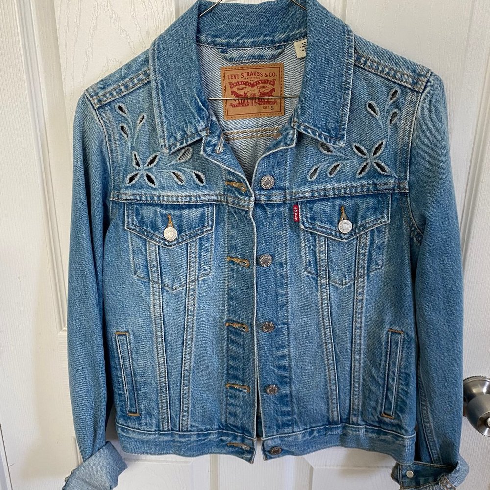 Levi’s Cutout Embroidered Jean Denim Small Mid Wash Button Up Standard Length S